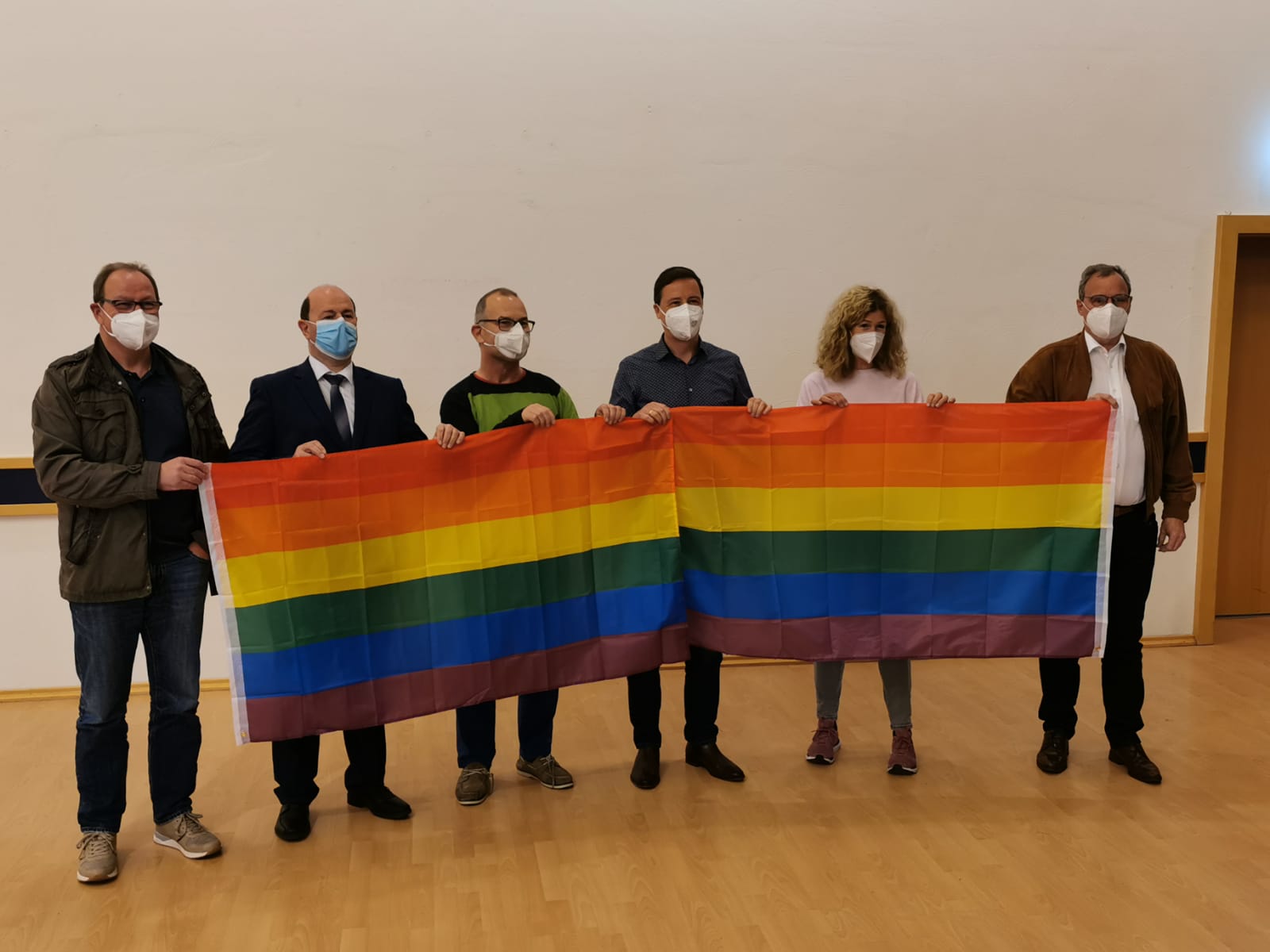 Bürgermeister und Fraktionsvorsitzende stellen sich zusammen hinter die Regenbogenflagge